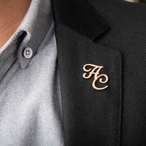 Iniciais personalizadas jaqueta lapela pino carta única logotipo personalizado etiqueta broche rosa ouro broche presente para homem noivo