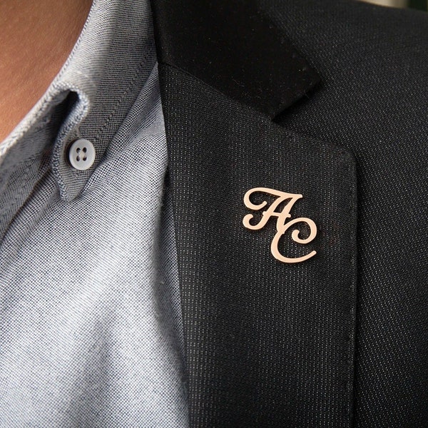 Personalisierte Initialen Jacke Anstecknadel Einzigartiger Buchstabe Individuelles Logo Etikett Brosche Roségold Brosche Geschenk für Männer Bräutigam