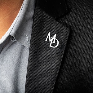 Broche initiales personnalisées pour marié, événement d'affaires, hommes et femmes, lettres initiales en acier inoxydable, épingle de mariage personnalisée, bijoux pour meilleur homme Argent