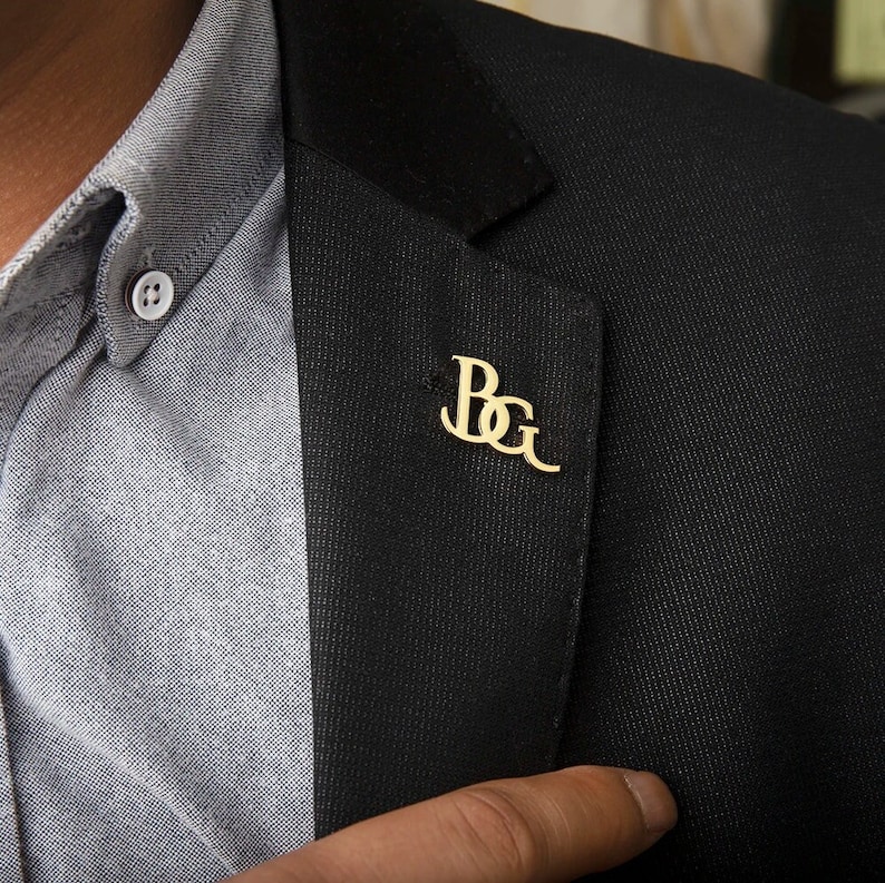 Iniciales personalizadas chaqueta solapa Pin letra única logotipo personalizado etiqueta broche oro rosa broche regalo para hombres novio imagen 2