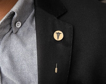 Spilla con logo personalizzato Spilla in oro per eventi aziendali Famiglia Arma Uomo Donna Acciaio inossidabile Iniziali Lettere Gioielli personalizzati