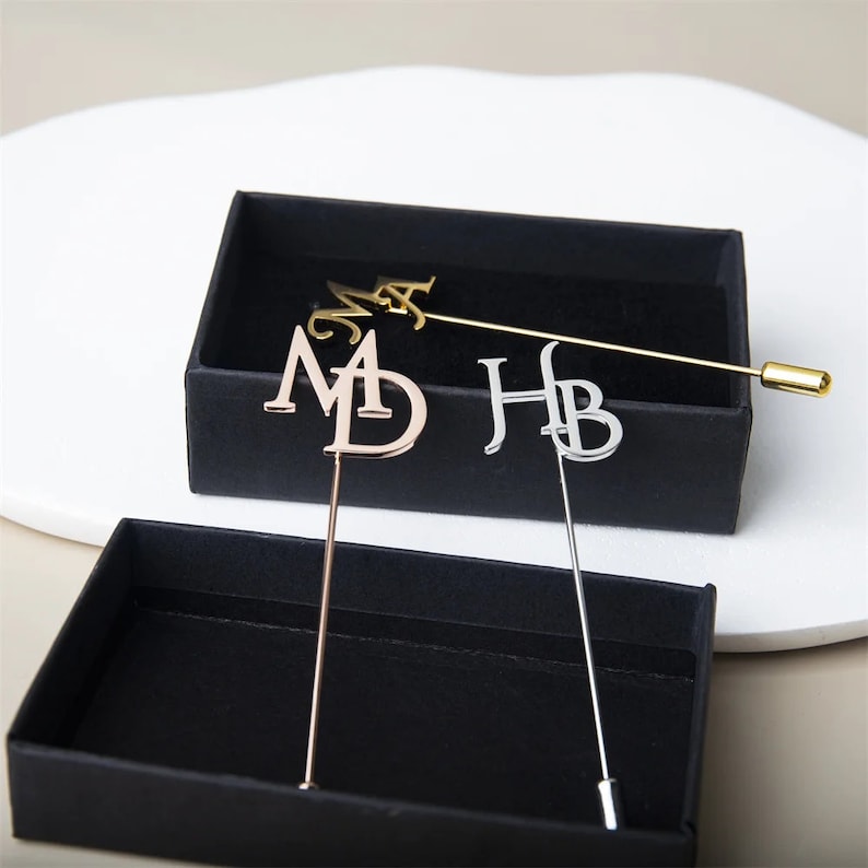 Benutzerdefinierte Initialen Anstecknadel Brosche für Bräutigam Business Event Herren Damen Edelstahl Initialen Buchstaben personalisierte Hochzeit Trauzeuge Schmuck Bild 3