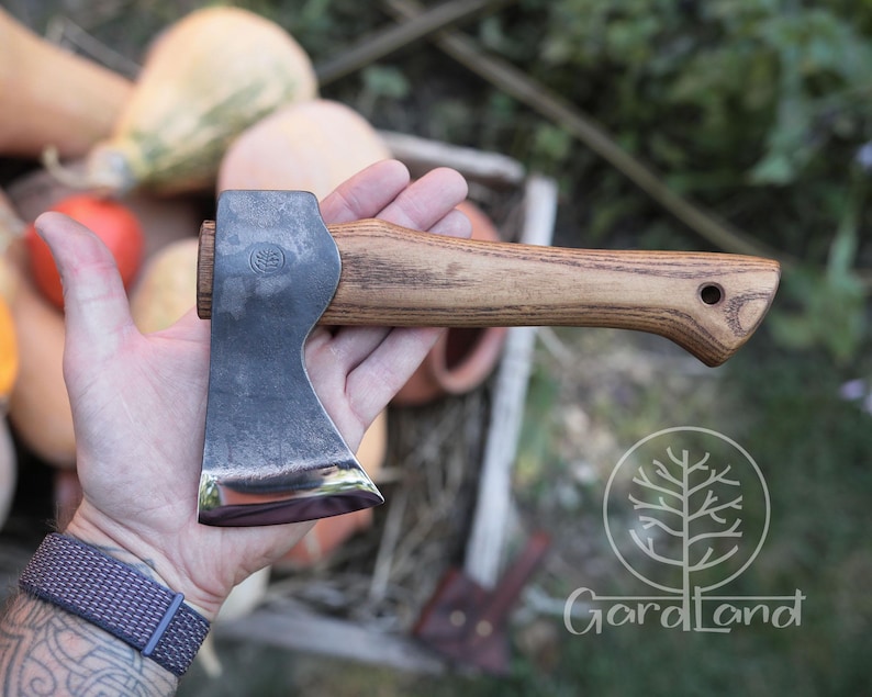 Petite Hache Forgée Main Blade Hunters – Lame Acier Carbone, Manche Frêne, Gaine Cuir – 12 Pouces