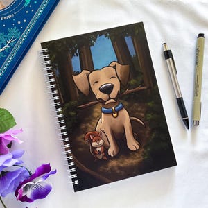 Può includere: Un quaderno a spirale con una copertina nera che presenta un'illustrazione di un cartone animato di un cane marrone con un collare blu che tiene un bastone in bocca. Uno scoiattolo piccolo è seduto accanto al cane. Lo sfondo è una scena di foresta oscura.