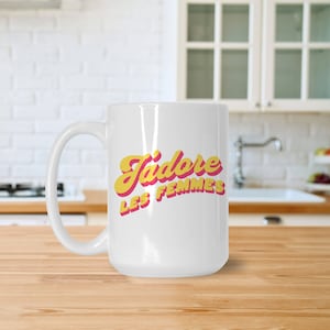 Erklären Sie Ihre Liebe zu Frauen mit dieser stilvollen Keramiktasse. Perfekt für den Pride Month oder als Hochzeitsgeschenk für lesbische Paare