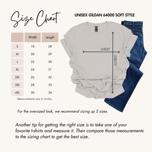 Op de afbeelding: Maattabel voor unisex T-shirts, met breedte- en lengtemaat in inches voor maten S tot en met 4XL. De tabel bevat ook een diagram van een T-shirt met maten voor borst en lengte.