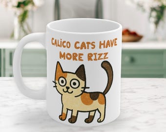 Könnte beinhalten: Weiße Keramik-Tasse mit einer Cartoon-Illustration einer Schildpattkatze. Auf der Tasse steht in braunen Buchstaben der Text "Calico Cats Have More Rizz" über der Katze. Die Katze ist beige, braun und weiß mit großen Augen und einem gebogenen Schwanz.