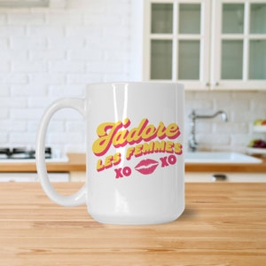 Erklären Sie Ihre Liebe zu Frauen mit dieser stilvollen Keramiktasse. Perfekt für den Pride Month oder als Hochzeitsgeschenk für lesbische Paare
