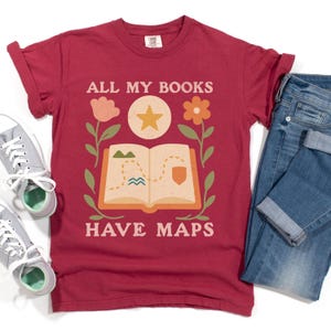 Chemise Tous mes livres ont des cartes, t-shirt Fantasy Reader, chemise livresque couleurs confort, t-shirt fantaisie en détresse, cadeau romantique, chemise de carte du royaume