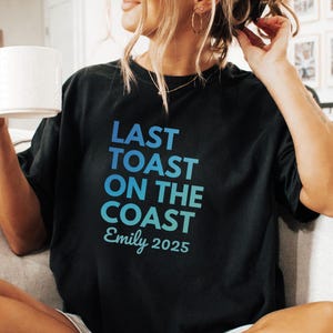 カスタムビーチバチェロレッテシャツ、パーソナライズされたバチェロレッテパーティーTシャツ、コンフォートカラービーチバチェロレッテクラブTシャツ、花嫁介添人ギフト、トロピカルバチェロレッテ