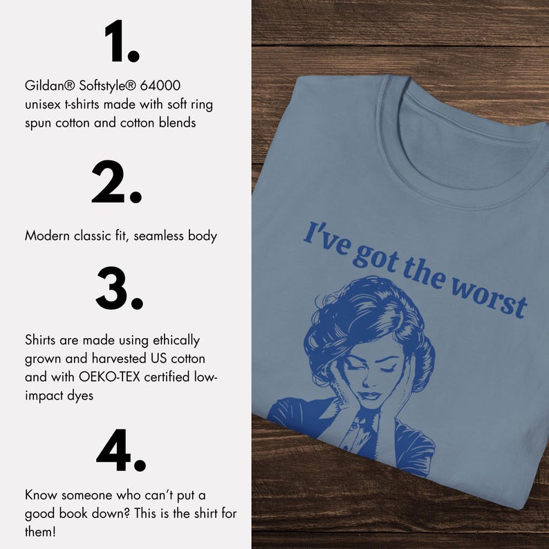 Op de afbeelding: Een lichtblauw T-shirt met de tekst "I've got the worst" in donkerblauw gedrukt. Het shirt heeft een blauwe illustratie van een vrouw met haar handen over haar oren.