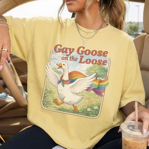 Può includere: Un tagliere in legno fatto a mano con venatura naturale. La tavola ha una forma rettangolare con angoli arrotondati e un incavo per il succo. Misura circa 45 cm di lunghezza, 30 cm di larghezza e 2,5 cm di spessore.