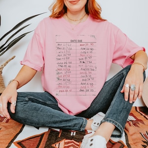 Uniek zwangerschapsaankondigingshirt op maat, perfect voor boekenliefhebbers en bibliothecarissen; Gepersonaliseerde Vintage bibliotheekkaart T-shirt zwangerschap onthullen