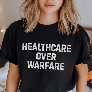 Shirt anti-oorlog progressief protest, gezondheidszorg boven oorlogvoering, uniseks linkse activist T-shirt, noodlijdende tekst T-shirt sociale rechtvaardigheid