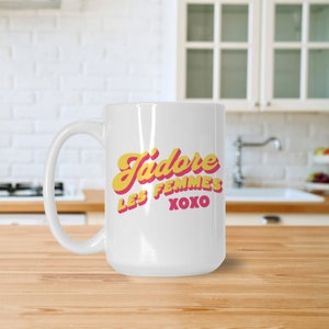 Erklären Sie Ihre Liebe zu Frauen mit dieser stilvollen Keramiktasse. Perfekt für den Pride Month oder als Hochzeitsgeschenk für lesbische Paare