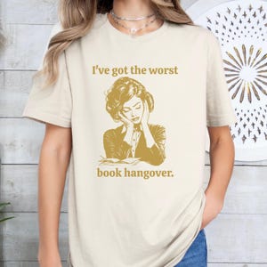 Grappig leesshirt met grafische print in retrostijl: een geweldig verjaardags-/kerstcadeau voor boekenliefhebber; Monotoon cadeau voor boekenclub; Literair shirt Sand