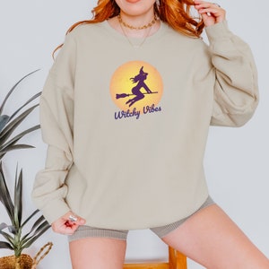 Heks Halloween-sweater; Witchy Vibe met maancadeau voor Halloween-liefhebbers; Leuk heksenshirt en Halloween-outfit Spooky Vibes; Herfstkleding