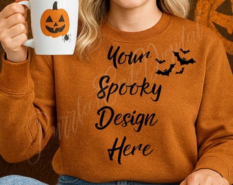Mockup Halloween Burnt Orange-sweater Halloween Gildan 18000-sweater Like ronde hals Lifestyle Mockup High-Res JPEG Canva