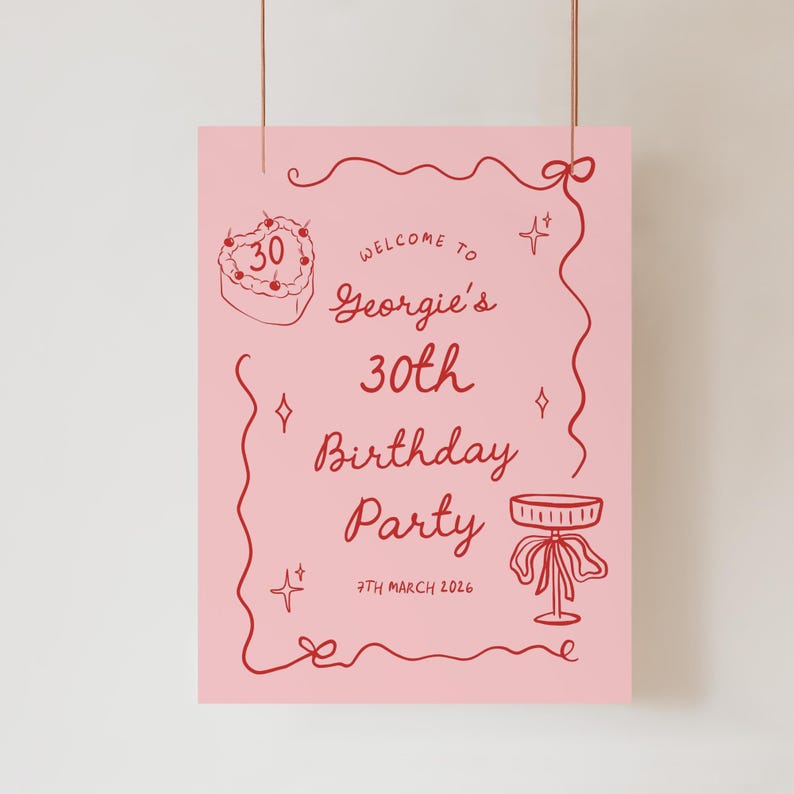 K&ouml;nnte beinhalten: Ein rosa Geburtstagsfeier-Schild mit rotem Text und Illustrationen. Das Schild lautet "Willkommen zu Georgies 30. Geburtstagsparty" mit dem Datum 7. M&auml;rz 2026. Enth&auml;lt einen Kuchen und eine Tischillustration.