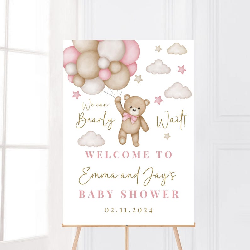 K&ouml;nnte beinhalten: Ein Willkommens-Schild f&uuml;r eine Babyparty mit einem Teddyb&auml;ren, der rosa und braune Ballons h&auml;lt. Das Schild lautet "We can bearly wait! Welcome to Emma and Jay's Baby Shower 02.11.2024"