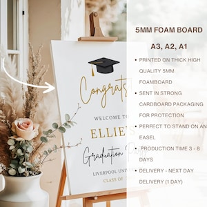 Puede incluir: Un letrero de graduaci&oacute;n blanco sobre un caballete con texto dorado y negro. El letrero dice "Felicidades" y "Graduaci&oacute;n de Ellie". Un gr&aacute;fico de birrete negro est&aacute; encima del texto. El letrero est&aacute; hecho de tablero de espuma de 5 mm.