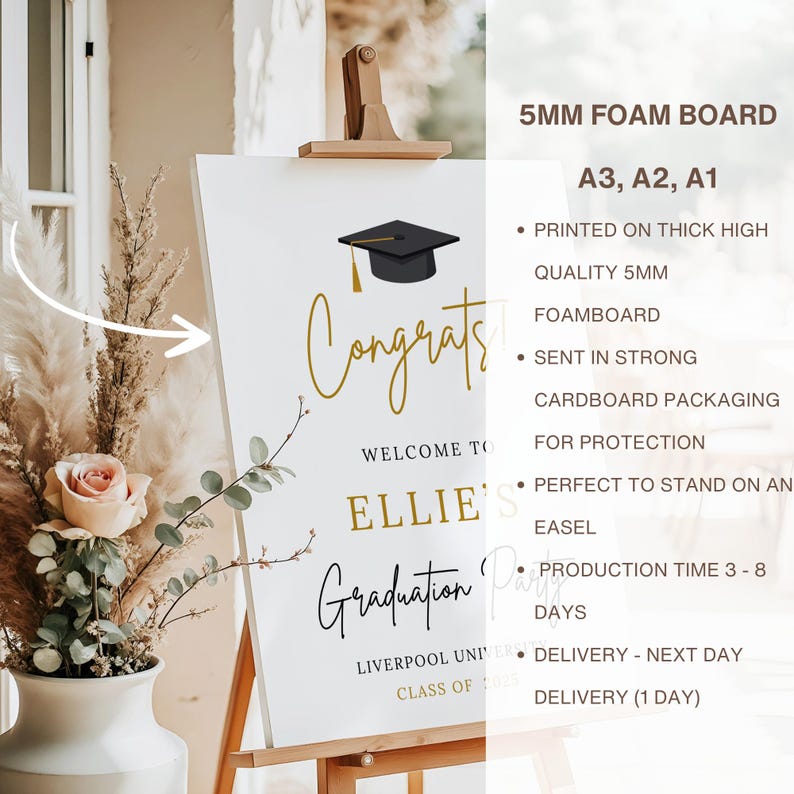 Puede incluir: Un letrero de graduaci&oacute;n blanco sobre un caballete con texto dorado y negro. El letrero dice "Felicidades" y "Graduaci&oacute;n de Ellie". Un gr&aacute;fico de birrete negro est&aacute; encima del texto. El letrero est&aacute; hecho de tablero de espuma de 5 mm.