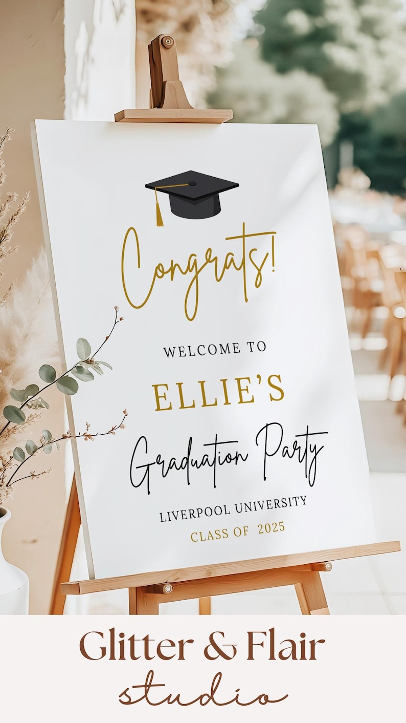 Puede incluir: Un letrero de fiesta de graduaci&oacute;n sobre un caballete de madera. El letrero dice "&iexcl;Felicidades!" en escritura dorada, seguido de "Bienvenida a la fiesta de graduaci&oacute;n de Ellie" y detalles sobre la Universidad de Liverpool, Clase de 2025. Incluye una ilustraci&oacute;n de un birrete negro.