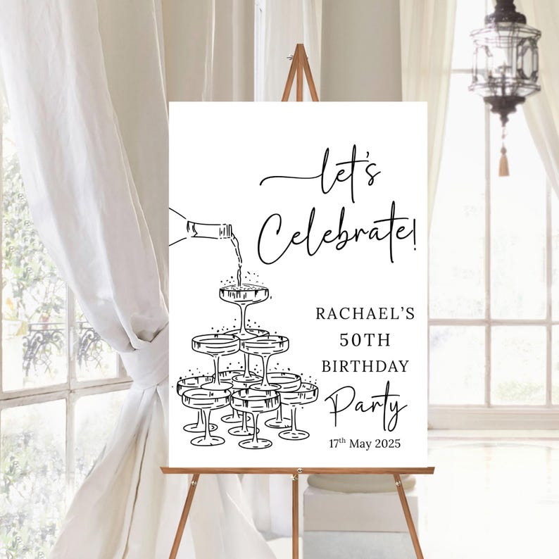 Puede incluir: Un letrero rectangular blanco sobre un caballete de madera con un dibujo lineal negro de una botella de champ&aacute;n vertiendo en una torre de copas. El texto dice: let's Celebrate! RACHAEL'S 50TH BIRTHDAY Party 17th May 2025 en fuentes variadas.