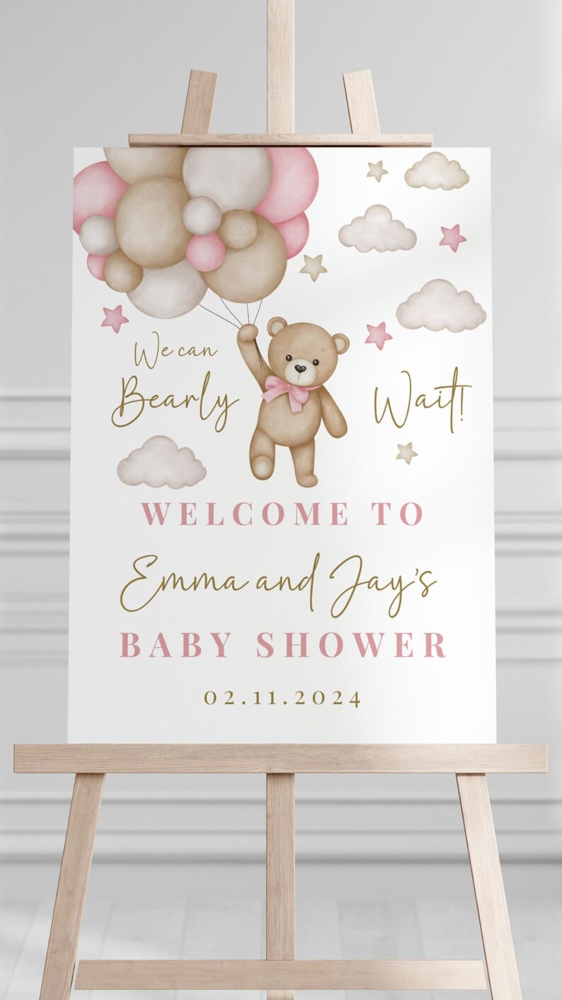 K&ouml;nnte beinhalten: Ein wei&szlig;es Babyparty-Schild mit einem Teddyb&auml;ren, der rosa und braune Ballons h&auml;lt. Auf dem Schild steht "We can Bearly Wait! Welcome to Emma and Jay's Baby Shower 02.11.2024"