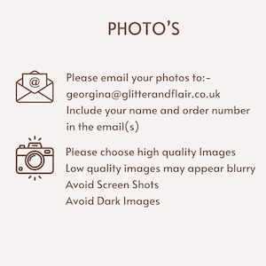 Puede incluir: Gr&aacute;fico beige con la palabra "PHOTO'S" en texto marr&oacute;n. Debajo, un icono de correo electr&oacute;nico y un icono de c&aacute;mara con instrucciones para enviar fotos a georgina@glitterandflair.co.uk, incluyendo nombre y n&uacute;mero de pedido.