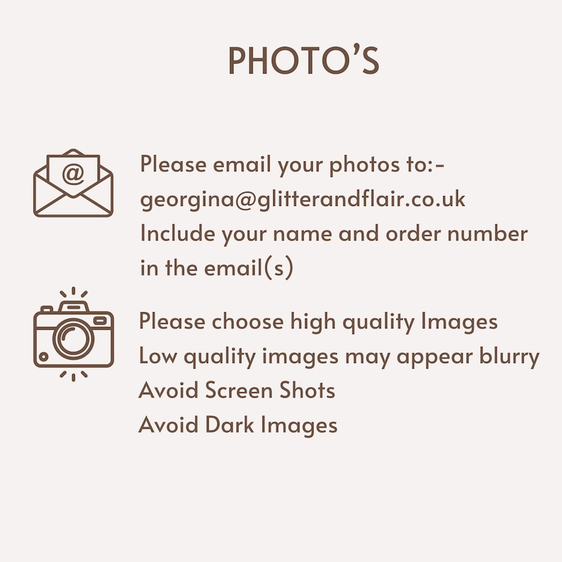 Puede incluir: Gr&aacute;fico beige con la palabra "PHOTO'S" en texto marr&oacute;n. Debajo, un icono de correo electr&oacute;nico y un icono de c&aacute;mara con instrucciones para enviar fotos a georgina@glitterandflair.co.uk, incluyendo nombre y n&uacute;mero de pedido.