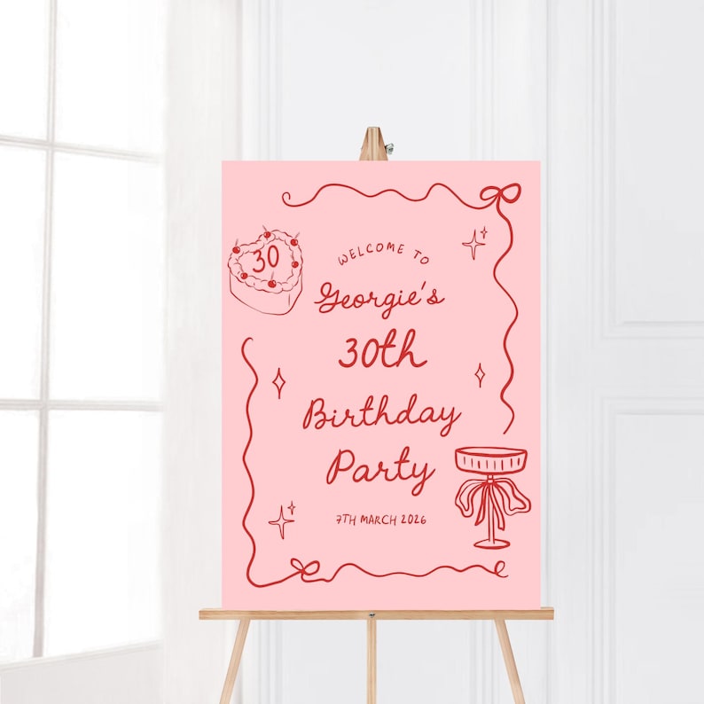 K&ouml;nnte beinhalten: Ein rosa Geburtstagsparty-Schild auf einer Staffelei. Das Schild hat roten Text und Illustrationen, darunter ein Kuchen, Sterne und eine dekorative Bord&uuml;re. Der Text lautet "Willkommen zu Georgies 30. Geburtstagsparty 7. M&auml;rz 2026."