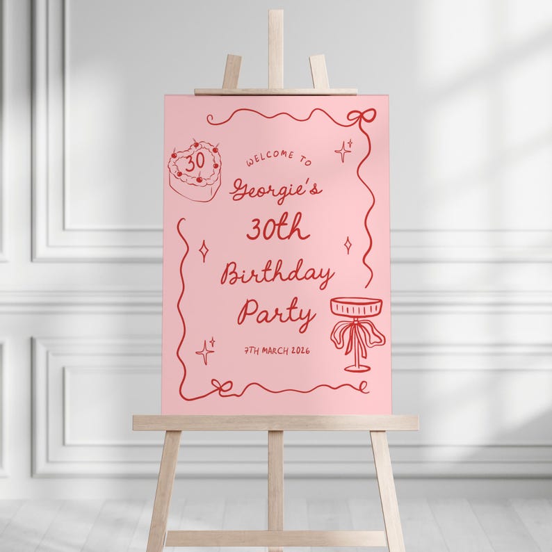 K&ouml;nnte beinhalten: Ein rosa Schild auf einer Holzstaffelei mit rotem Text und Illustrationen. Es verk&uuml;ndet "Willkommen zu Georgies 30. Geburtstagsparty" mit einem Kuchen und Tisch. Das Datum ist der "7. M&auml;rz 2026".