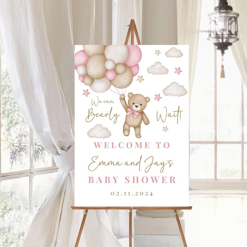 K&ouml;nnte beinhalten: Ein rosa-braunes Willkommens-Schild f&uuml;r eine Babyparty mit einem Teddyb&auml;ren, der Ballons h&auml;lt. Auf dem Schild steht "We can Bearly Wait! Welcome to Emma and Jay's Baby Shower 02.11.2024"