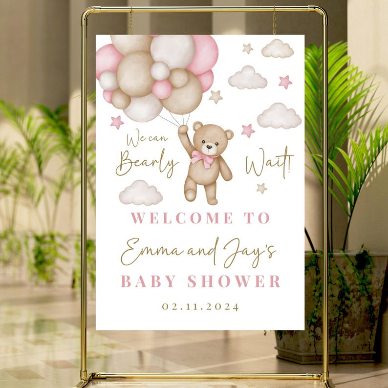 K&ouml;nnte beinhalten: Ein wei&szlig;es Babyparty-Schild mit einem Teddyb&auml;ren, der rosa und braune Ballons h&auml;lt. Auf dem Schild steht "We can Bearly Wait! Welcome to Emma and Jay's Baby Shower 02.11.2024".