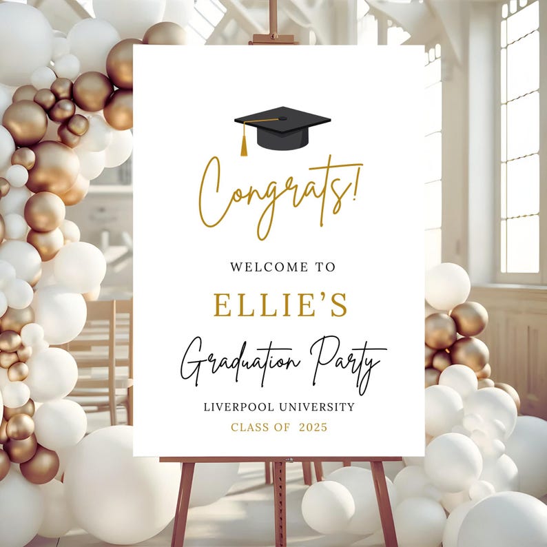Puede incluir: Un letrero blanco de fiesta de graduaci&oacute;n sobre un caballete de madera. El letrero dice "&iexcl;Felicidades! Bienvenido a la fiesta de graduaci&oacute;n de Ellie, Universidad de Liverpool, Clase de 2025" en letras doradas y negras. Un gorro de graduaci&oacute;n negro en la parte superior.