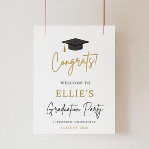 Puede incluir: Un cartel blanco para una fiesta de graduaci&oacute;n con la palabra "Congrats!" en letras doradas, un birrete negro y el texto "Welcome to Ellie's Graduation Party" en escritura negra. Tambi&eacute;n incluye "Liverpool University Class of 2025".