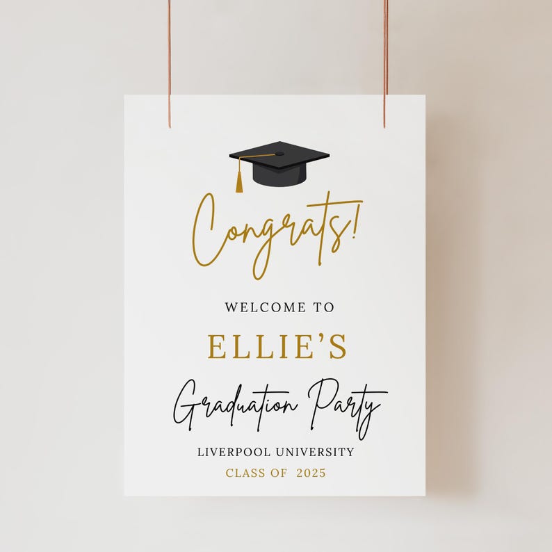 Puede incluir: Un cartel blanco para una fiesta de graduaci&oacute;n con la palabra "Congrats!" en letras doradas, un birrete negro y el texto "Welcome to Ellie's Graduation Party" en escritura negra. Tambi&eacute;n incluye "Liverpool University Class of 2025".