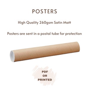 K&ouml;nnte beinhalten: Eine braune Pappr&ouml;hre zum Schutz von Postern. Die R&ouml;hre ist aus 260 g/m&sup2; Satin Matt und wird zum Versand von Postern verwendet. Der Text "POSTERS" befindet sich oben im Bild. Der Text "High Quality 260gsm Satin Matt" befindet sich unter dem Wort "POSTERS". Der Text "Posters are sent in a postal tube for protection" befindet sich unter dem Text "High Quality 260gsm Satin Matt". Der Text "PDF OR PRINTED" befindet sich unten im Bild.