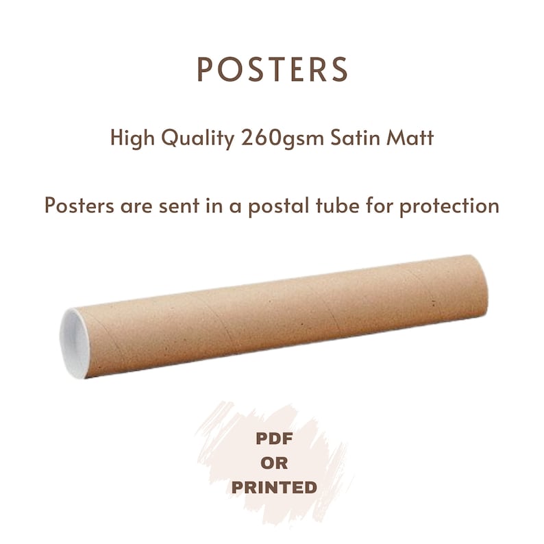 K&ouml;nnte beinhalten: Eine braune Pappr&ouml;hre zum Schutz von Postern. Die R&ouml;hre ist aus 260 g/m&sup2; Satin Matt und wird zum Versand von Postern verwendet. Der Text "POSTERS" befindet sich oben im Bild. Der Text "High Quality 260gsm Satin Matt" befindet sich unter dem Wort "POSTERS". Der Text "Posters are sent in a postal tube for protection" befindet sich unter dem Text "High Quality 260gsm Satin Matt". Der Text "PDF OR PRINTED" befindet sich unten im Bild.