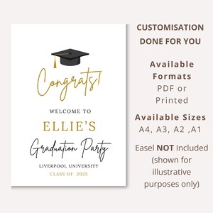 Puede incluir: Un letrero blanco para la fiesta de graduaci&oacute;n con texto dorado y negro. El letrero dice "&iexcl;Felicidades!" y da la bienvenida a los invitados a la fiesta de graduaci&oacute;n de Ellie. Incluye el nombre de la universidad y el a&ntilde;o de la clase. Un gr&aacute;fico de birrete en la parte superior.