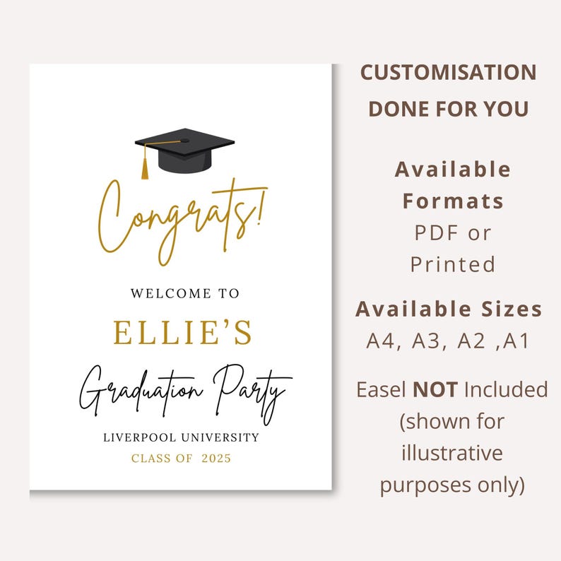 Puede incluir: Un letrero blanco para la fiesta de graduaci&oacute;n con texto dorado y negro. El letrero dice "&iexcl;Felicidades!" y da la bienvenida a los invitados a la fiesta de graduaci&oacute;n de Ellie. Incluye el nombre de la universidad y el a&ntilde;o de la clase. Un gr&aacute;fico de birrete en la parte superior.