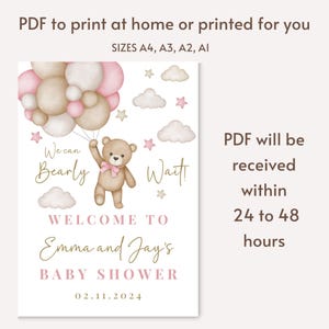 K&ouml;nnte beinhalten: Eine druckbare Babyparty-Einladung mit einem Teddyb&auml;ren, der rosa und braune Ballons, Wolken und Sterne h&auml;lt. Der Text lautet "We can barely wait! Welcome to Emma and Jay's Baby Shower 02.11.2024"
