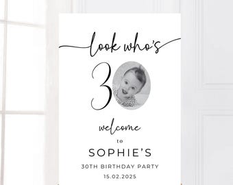 Cartel de bienvenida personalizado para el 30 cumpleaños. ¡Mira quién cumple 30! Póster de bienvenida con foto personalizada para fiesta de 30 cumpleaños. Diseño minimalista en blanco y negro.