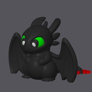 K&ouml;nnte beinhalten: Schwarze Drachenfigur mit gro&szlig;en, gr&uuml;nen Augen und wei&szlig;en Akzenten. Der Drache hat gro&szlig;e Fl&uuml;gel und einen roten Schwanz. Die Figur steht vor einem grauen Hintergrund.
