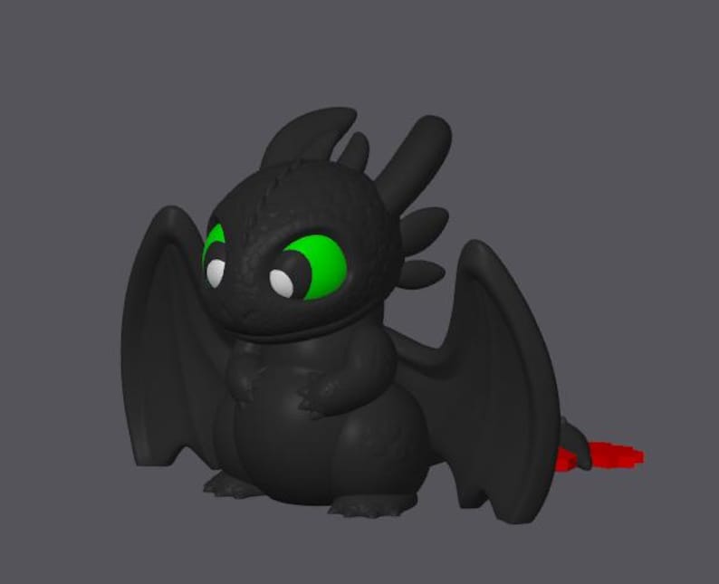 K&ouml;nnte beinhalten: Schwarze Drachenfigur mit gro&szlig;en, gr&uuml;nen Augen und wei&szlig;en Akzenten. Der Drache hat gro&szlig;e Fl&uuml;gel und einen roten Schwanz. Die Figur steht vor einem grauen Hintergrund.