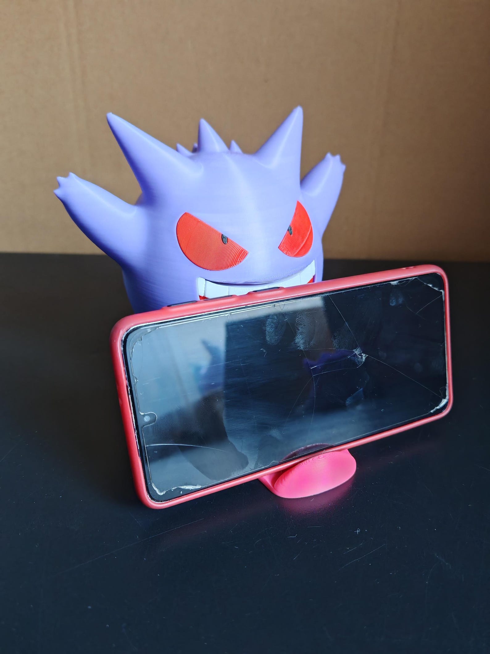 Soporte para teléfono Pokémon Gengar: un soporte para smartphone espeluznante y elegante.