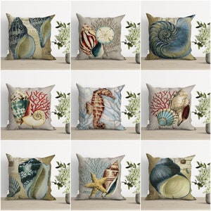 Könnte beinhalten: Neun verschiedene Kissenbezüge mit maritimem Thema. Die Kissen zeigen verschiedene Meereslebewesen-Designs, darunter Muscheln, Seesterne, Seepferdchen und Korallen. Die Kissen sind alle aus einem weichen, bequemen Stoff gefertigt und perfekt, um jedem Raum einen Hauch von Küstencharme zu verleihen.