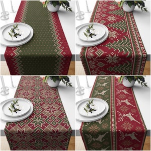 Puede incluir: Cuatro caminos de mesa diferentes con temática navideña. Los caminos de mesa son rojos y verdes con una variedad de patrones que incluyen copos de nieve, renos y árboles. Los caminos de mesa están todos sobre una mesa blanca con un plato y vegetación en la parte superior.