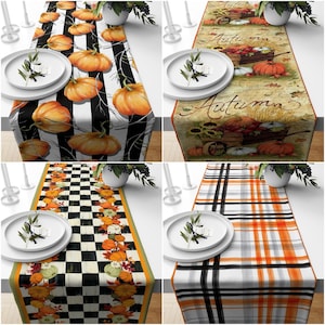 Könnte beinhalten: Vier verschiedene Tischläufer-Designs mit Herbstthema. Der erste Läufer hat einen schwarz-weiß gestreiften Hintergrund mit orangefarbenen Kürbissen und grünen Blättern. Der zweite Läufer hat einen braunen Hintergrund mit einem Wagen voller Kürbisse und dem Text "Herbst". Der dritte Läufer hat einen schwarz-weiß karierten Hintergrund mit orangefarbenen Kürbissen und grünen Blättern. Der vierte Läufer hat einen weiß-orangen karierten Hintergrund.